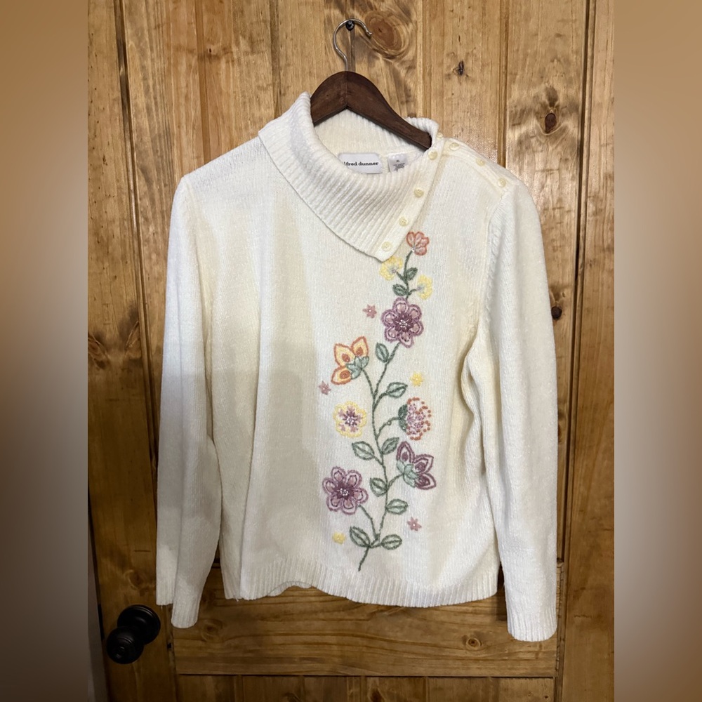 Womans XL white floral embroidered sweater by Alfred Dunner.